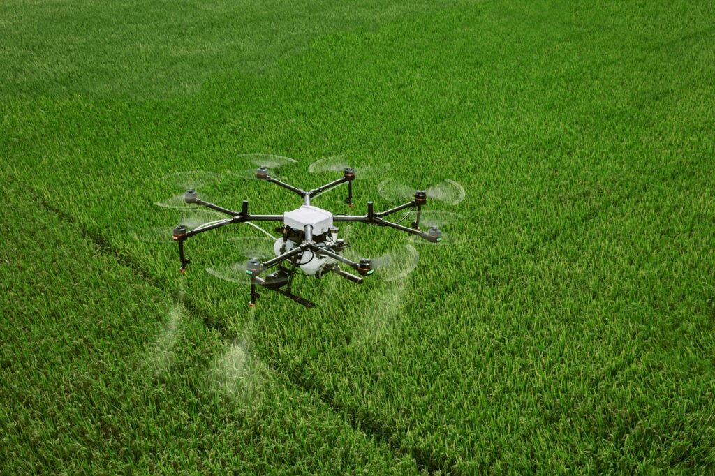 imagen de dron volando sobre campo verde